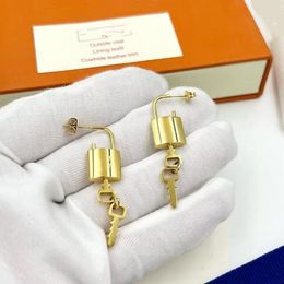 Juego de pendientes de aro con diseño de letras de marca con llave de bloqueo dorado para mujer, aretes de aro dorados a la moda para mujer, aretes de aro para fiesta con caja de regalo original, louiselies vittonlies