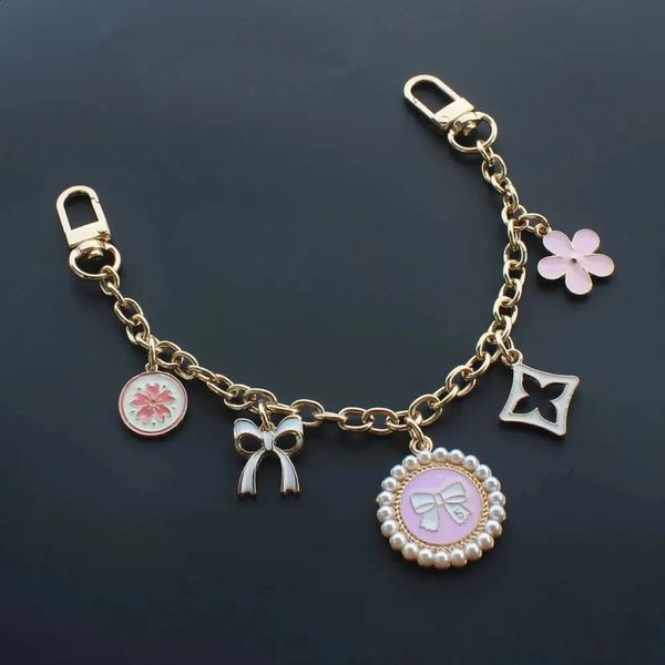 Porte-clés chaîne de charme de sac de luxe doré pour femmes, pendentif fleur rose, accessoire de décoration, boucle en métal 240122