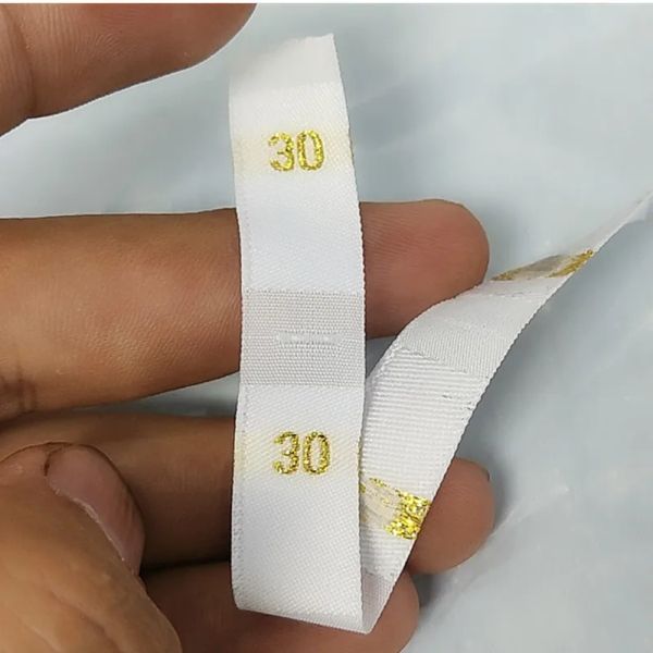 Etiquetas de tamaños de números de oro 50 piezas de ropa blanca de poliéster de damasco Tamaño de ropa 30 32 34 36 38 40 42 44 46 48 50 52 54 56 58 60 62