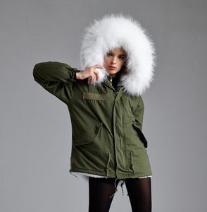 Meifeng marque 100% fourrure de lapin blanc doublée armée vert toile mini vestes parka en fourrure de neige manteaux de style court pour femmes avec garniture en fourrure de raton laveur