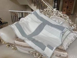 Bonne qualité luxe nouveau gris H couverture et coussin ont étiquette et sac à poussière haut très tique maison canapé bonne qualité laine coussin noir salon canapé Ins oreiller