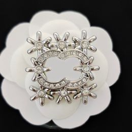 Bonne vente de broches de mode Bijoux de bijoux épingles en diamant Brooch Femmes Brand Crystal Pearl Brooces Marier Mariage Cloth Vêtements Pin de fête ACCESSOIRES