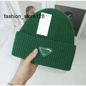 Bon Gros 16 Styles Classique Designer Automne Hiver Solide Couleur Bonnet Chapeaux Hommes Femmes Marque De Mode Triangle Lettre Crâne Casquettes Laine Chaude Bonnet Tricoté Noël