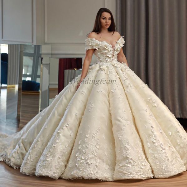 Magnifique robe de bal de bal robes de balle en dentelle appliquée 3D sur l'épaule plongeant des robes de mariée perle perlé plus taille satin vestido de novia 415