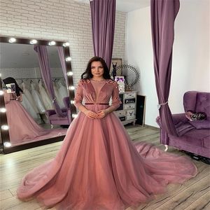 Prachtige A-lijn Avondjurken Roze Blush Lange Mouwen Handgemaakte Bloem Formele Prom Toga Ruched Sweep Train Custom Made Red Carpet Dress