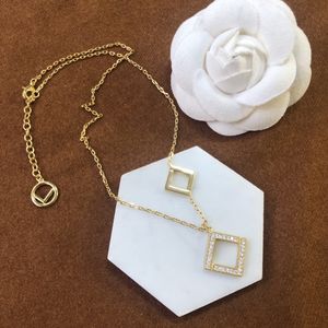 Collier magnifique et élégant conçu par le créateur, poignets en acier titane, coffret cadeau de bijoux d'amour en diamant