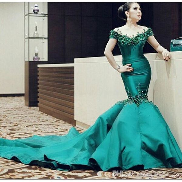 Magnifiques robes de soirée vert émeraude appliquées 2019 robes de soirée sirène arabe Dubaï femmes robe de célébrité balayage train épaule