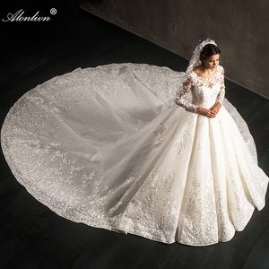 Magnifique appliques en dentelle Scoop Full Sleeves Robe de mariée Robe de mariée perles Perles Floral Modèles Long Train Princesse Brides Bridal avec dentelle multicouche