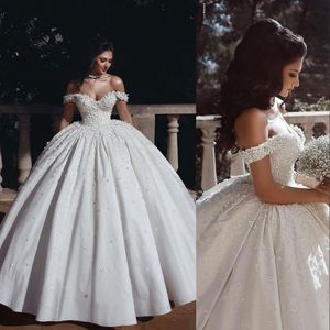 Precioso vestido de pelota de dubai árabe vestidos de boda de la pelota de hombro de encaje de encaje de flores hinchadas cuentas de cristal hinchado satén follada de novia formal