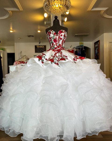 Superbe robe de bal princesse robes de Quinceanera dentelle rouge appliques florales volants à plusieurs niveaux corset pluffy organza bal occasion spéciale robe Sweet 15 robe 2023