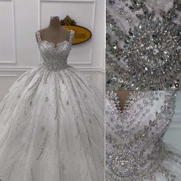 Hermosos vestidos de novia de bola de pelota Beads de cristal espagueti brillando encaje sin espalda para la túnica personalizada desprecisquía