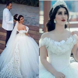 Superbes robes de mariée de bal de bal robe nuptiale de l'épaule décolleté des fleurs faites à la main volontiers personnalisés