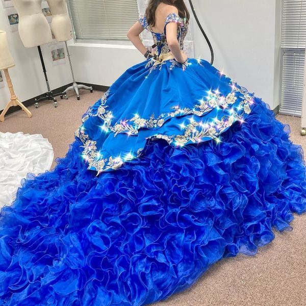 Superbe bleu col en V brillant appliques dentelle sur l'épaule robe de Quinceanera robe de bal balayage train tulle à plusieurs niveaux princesse fête robe de bal