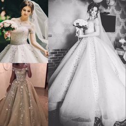 Prachtige Crystal Rhinestone Trouwjurk Pailletten Kralen Off Schouder Korte Mouw Saudi Bridal Dress Aantrekkelijke Tulle Ball Town Wedding Dres