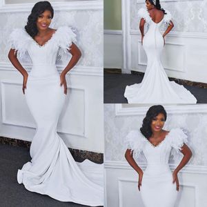 Magnifique plume Satin plage robes de mariée robes de mariée 2021 Sexy africain nigérian col en V sirène perlée vestido de novia
