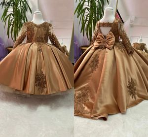 Gorgeous Fluffy Satin Little Girl's Pageant Dress Cute Flower Girl Fiesta de bodas Vestido de fiesta Apliques de encaje Con cuentas Niños Vestido de primera comunión Mangas largas Arco CL2474