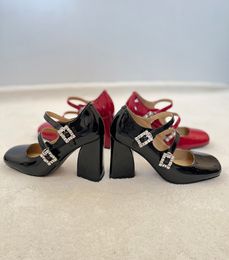 Preciosos zapatos de vestir de estilo francés con hebilla de diamantes de imitación y tacones gruesos para niñas en rojo para complementar vestidos