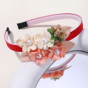 Superbe bandeau de fleur de cerceau de cheveux pour les enfants Performance de scène Dress Up Hair Band Pearl Decorative Wedding Girl Hair Accessoires 240328