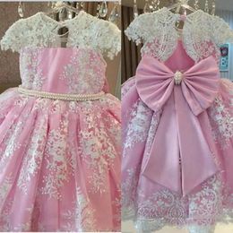 Prachtige Kant Applicaties Meisjes Pageant Jurken Cap Mouwen Beaded Big Bow Bloem Meisje Jurken Voor Bruiloft Roze Kids Communie Jurk Op maat gemaakt