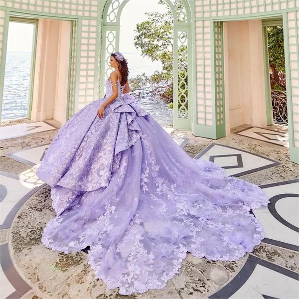 Superbe robe de bal en dentelle Quinceanera robes 3D appliqué robes de bal avec encolure en V décolleté cathédrale train doux 15 strass robe de mascarade