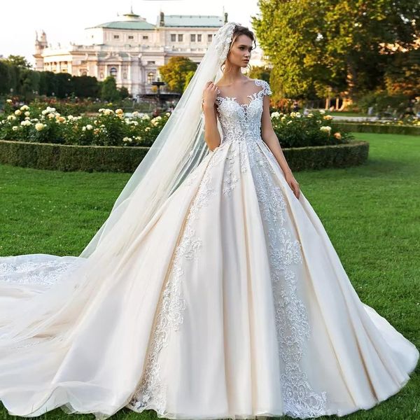 Superbes robes de mariée en dentelle robe de bal 2022 perlées Sheer Bateau Plus la taille Appliqued robes de mariée boutons dos cathédrale vestido de novia BA7950