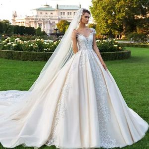 Prachtige Kanten Baljurk Trouwjurken Kralen Sheer Bateau Plus Size Geappliceerde Bruidsjurken Knopen Terug Kathedraal Vestido De Novia BA