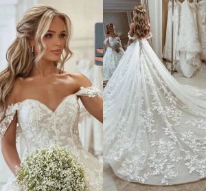 Magníficos vestidos de novia de encaje Árabe Dubai Elegante fuera del hombro Apliques sin espalda 3D Flora Vestidos de novia de tren largo Vestidos por encargo BC15570