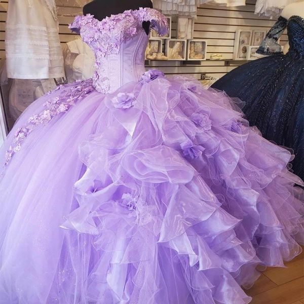 Hermosa lavanda reina quinceañera vestidos de baile princesa vestido de fiesta 2021 fuera del hombro con cordones flores 3D encaje dulce 16 vestido de niña organza volantes falda hinchada AL9519