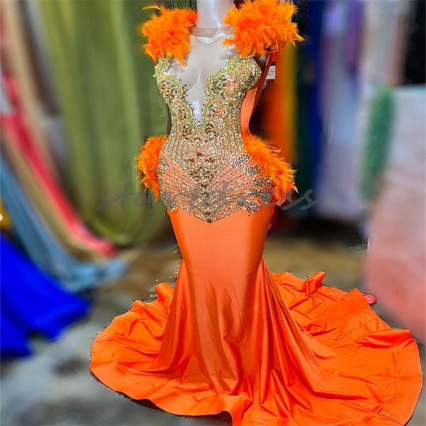 Precioso vestido de fiesta de sirena naranja para mujeres negras, cuello transparente, vestido de noche de plumas con cuentas de cristal y diamantes, vestido de fiesta para ocasiones formales de satén, vestido de cumpleaños y dieciséis