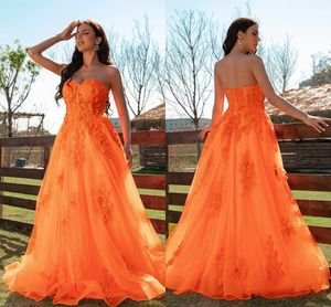 Prachtig oranje prom -jurken sexy backless een lijn strapless kanten appliques ruches tule lange avondjurken plus maat BC15153