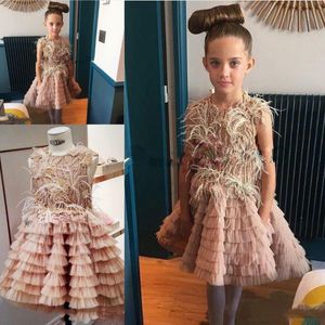 Prachtige roze veer bloem meisje jurken 2017 pailletten kralen tule tiered meisjes pageantjurken mouwloze knielengte baby prom feestjurk