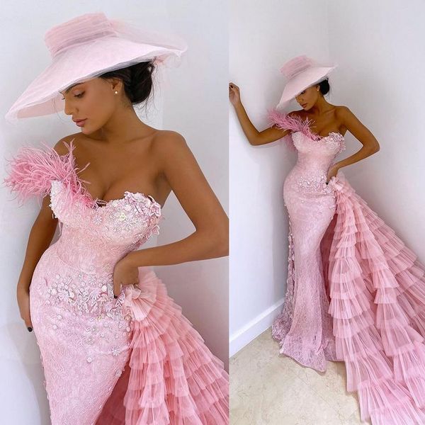 Preciosos vestidos de fiesta de sirena rosa, vestido de noche con apliques de encaje de plumas de un hombro y tren desmontable, vestidos formales de cristal, ropa de fiesta