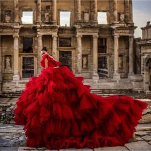 Magnifique séjour de mariage rouge gonflé volant en tulle long tulle fête des robes de bal luxuriantes robe nuptiale