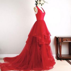 Prachtige rode halter tule backless prom jurken v-hals mouwloze tiered rok lange prom jurk formele avondjurken avondjurken