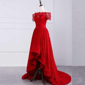 Prachtige rode kant hoge lage prom jurk illusie van de schouder korte mouwen korte voorste lange rug avond feestjurken