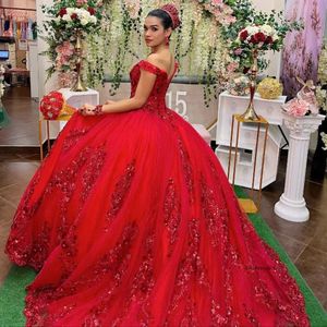Prachtige rode quinceanera -jurken 15 jaar 2024 kogel jurk sexy v nek van de schouderapplique kanten lange feestjurk voor meisje 0514