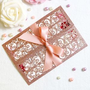Superbes cartes d'invitation découpées au laser de paillettes d'or rose avec des rubans pour l'invitation de fête de remise des diplômes de fiançailles d'anniversaire de douche nuptiale de mariage