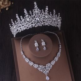 Magnifique couleur argent cristal bijoux de mariée ensembles de mode diadèmes couronne boucles d'oreilles collier ras du cou femmes robe de mariée ensemble 220812