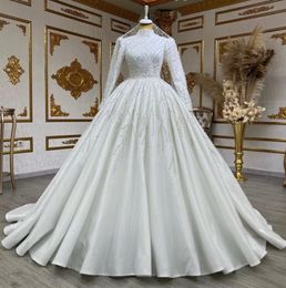 Magnifiques robes de mariée pour femmes 2024 cols hauts perles lourdes perles de satin trains de courbe nuptiale princesse mariée robe arabe vestido de novia