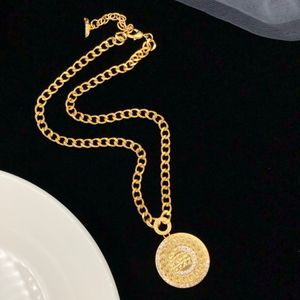 Los collares de oro vintage de la marca de lujo Gorgon VE nunca se desvanecen. Colgante de cadena de 18 quilates estilo clásico ADITA de calidad superior 2022 últimos modelos oficiales colgantes para hombre para mujer.