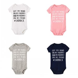 Ik heb een gedachten op mijn mama print baby baby rompers kleding pasgeboren babyjongen meisje jumpsuit korte mouw peuter romper overalls 1321 d3