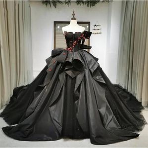 Vestido de fiesta negro gótico Vestidos de novia Flor roja con cuentas Sweetheart Vestidos de novia largos de catedral Corsé con cordones vintage Satén