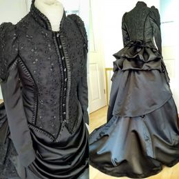 Gothic Black Bustle trouwjurk Vintage Victoriaanse bruidsjurken Ruches Hoge nek Lange mouwen Lace Applqiue kralen een lijn Maskerade Vampire -jurk voor vrouwen