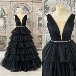 Robes de mariée noires gothiques robe de mariée col en V profond sans manches perlée à plusieurs niveaux Tulle une ligne longueur de plancher personnalisé grande taille pays plage robe De Novia estido