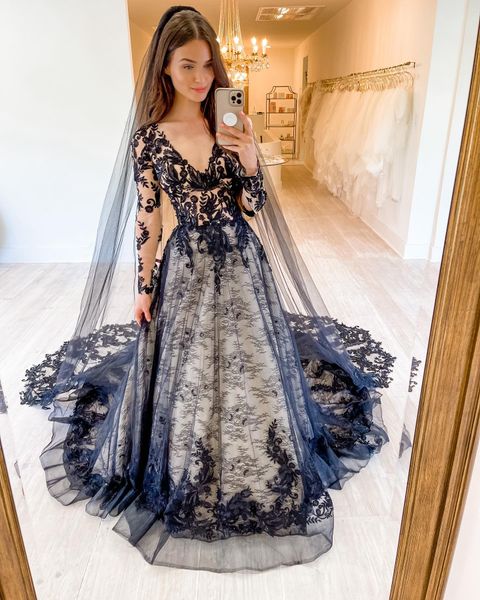 Vestido de novia gótico 2022 con ilusión Mangas largas Vestido de gala Escote en V Escote de encaje floral 3D robe de mariee Vestidos de novia negros Velo libre Cola capilla