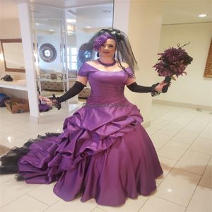 Robes de mariée violet gothiques 2024 Contraste coloré esthétique Bridal à manches courtes Ruffles Lace Up Renaissance des années 1950 Rangs de mariage victorien