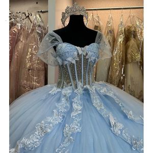 Robe longue balle princesse quinceanera habille du papillon bleu ciel à l'épaule avec un grand arc en tulle corset sweet 15 fêtard