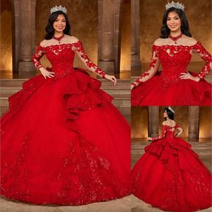 Robe rouge à balle rouge dentelle quinceanera robes de bal appliquées avec manches longues paillées sur le décolleté en tulle