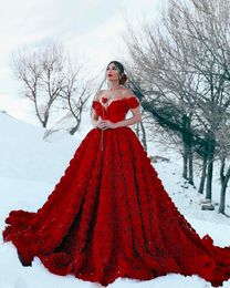 Vestidos oscuros 2024 vestidos de novia rojos con flores de rosa 3d catedral trenes árabe fuera del hombro con cuello en V de alerta en v bata de novia de mariee 326