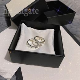 Sierlijke designer Ring Wedding Rings Skull Luxe gravure Trendy 9mm Ghost Bague Homme Letter Sieraden Man Classic Lady Personality Love Ring Luxe ZB013 C23